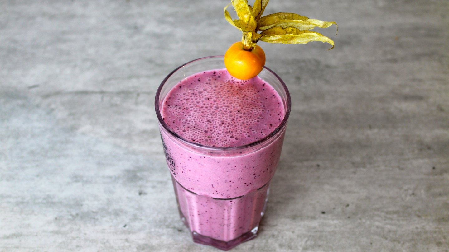 Das Bild zeigt einen Smoothie in einem Trinkglas.