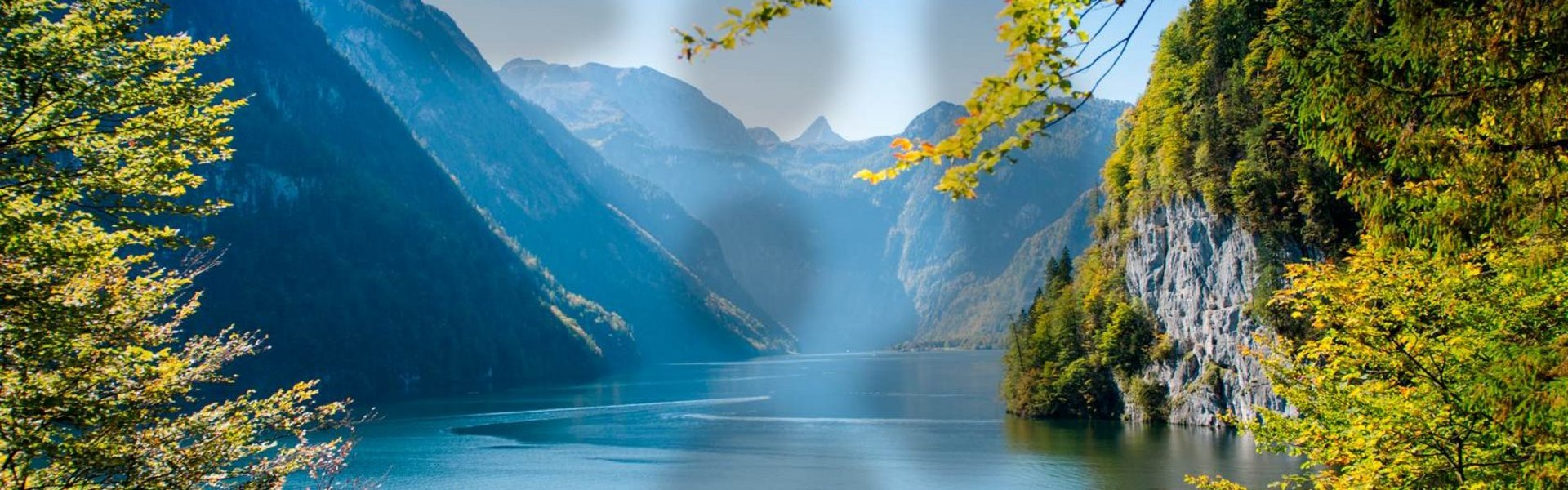 Leicht verschwommene Landschaft mit See und ersten dunklen Flecken – frühe Sehbeeinträchtigung bei diabetischer Retinopathie