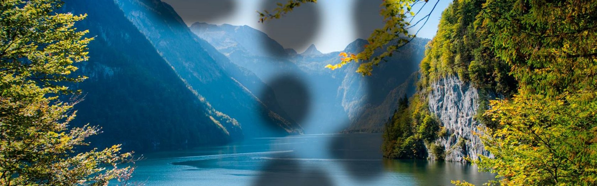 Stark eingeschränkte Sicht auf eine Landschaft mit See – dunkle Flecken und unscharfe Bereiche verdeutlichen fortgeschrittene diabetische Retinopathie