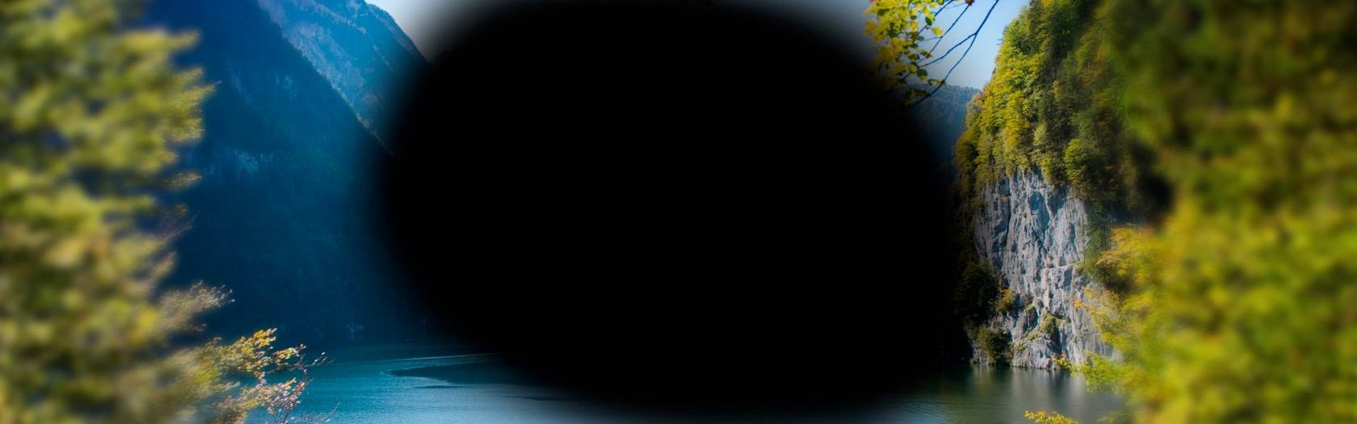 Das Bild zeigt die Augenerkrankung Makula mit einem großen schwarzen Fleck im Sichtfeld