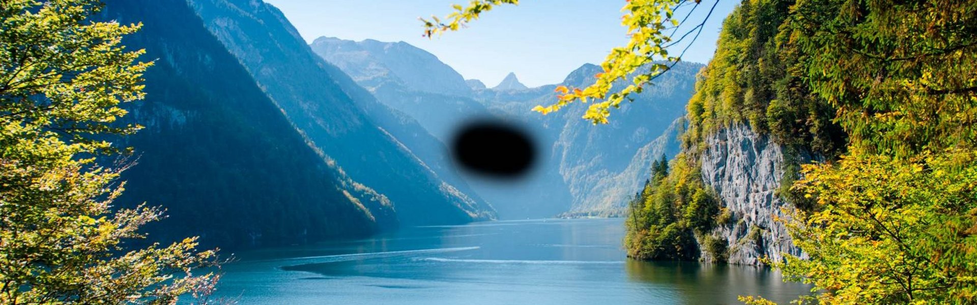 Das Bild zeigt die Augenerkrankung Makula mit einem schwarzen Fleck im Sichtfeld